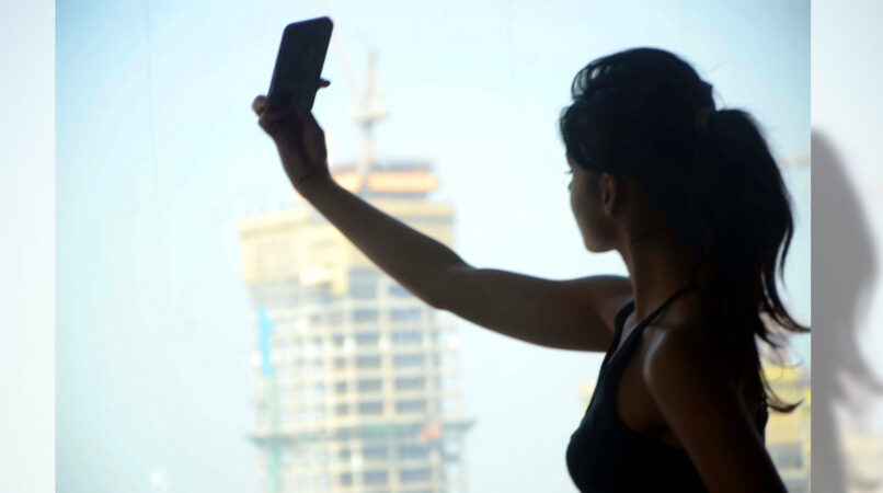 Cellphone ‘selfies’ may distort facial structures, shows study