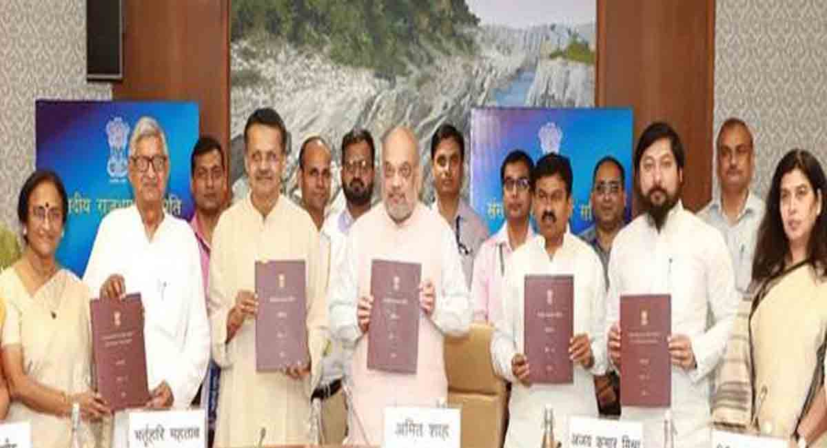 Hindi should be accepted as an alternative to English and not to local languages: Amit Shah