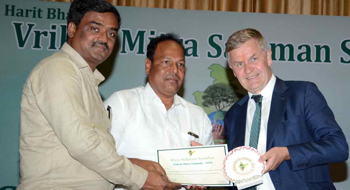 MP Joginpally Santosh Kumar honoured with ‘Vriksha Mitra’ award