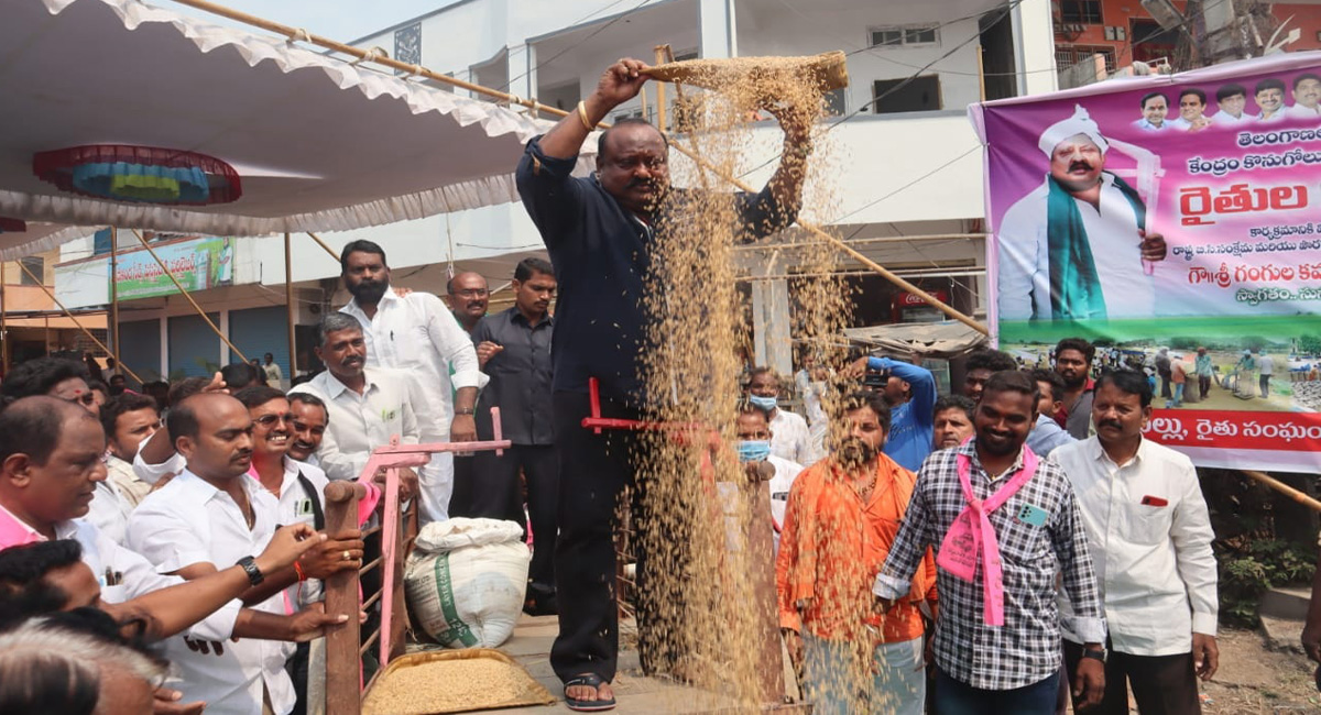 TRS activists, farmers stage dharnas in Karimnagar, demand Centre to procure paddy