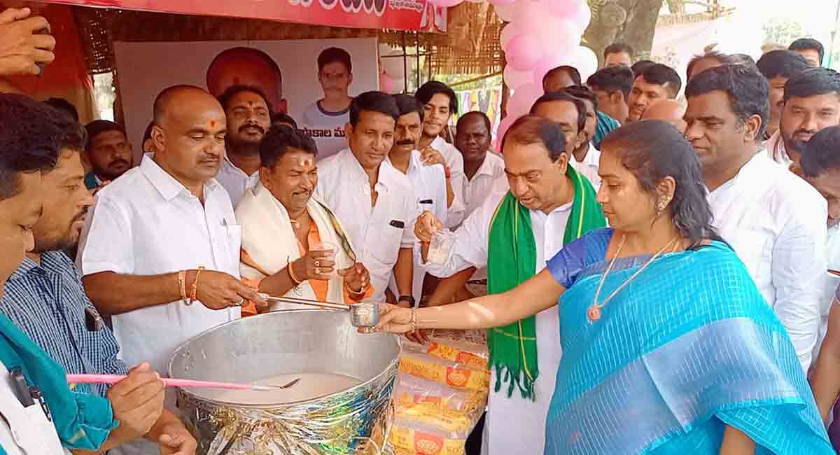 Indrakaran Reddy inaugurates gruel distribution centre in Nirmal
