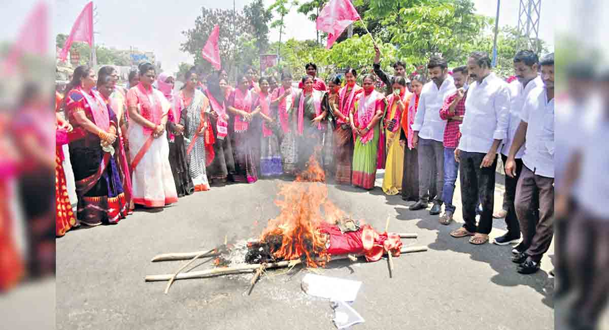 Khammam: TRS leaders burn Renuka’s effigy for her remarks on Puvvada