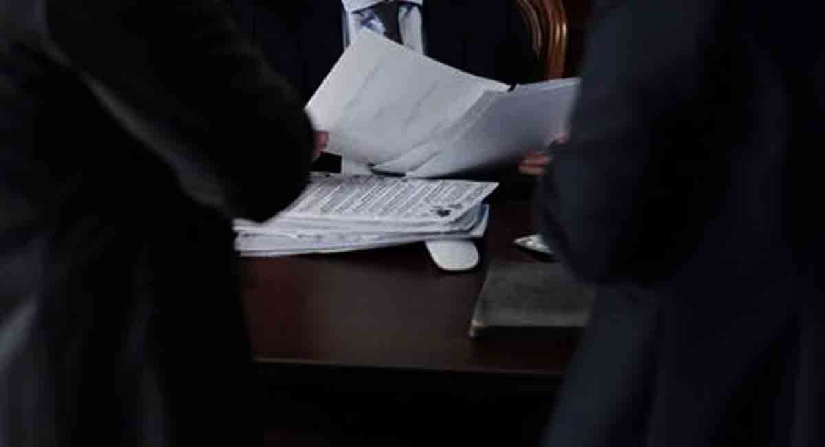 Lawyers stage protest over theft at Andhra court