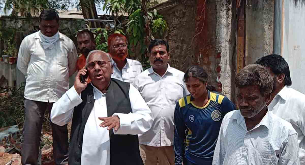 Hanumantha Rao condemns GHMC officials act for demolition of Shravani’s house