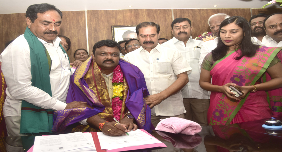 Warangal: Sunder Raj Yadav assumes charge as chairman of KUDA