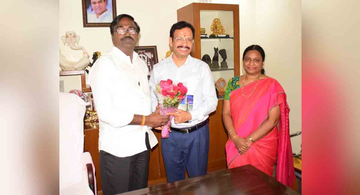 TSRTC MD Sajjanar calls on Puvvada