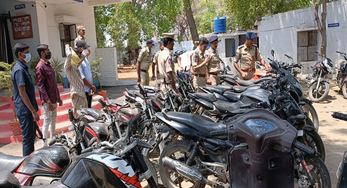 Korutla cops bust inter-district bike lifting gang, recover 41 vehicles