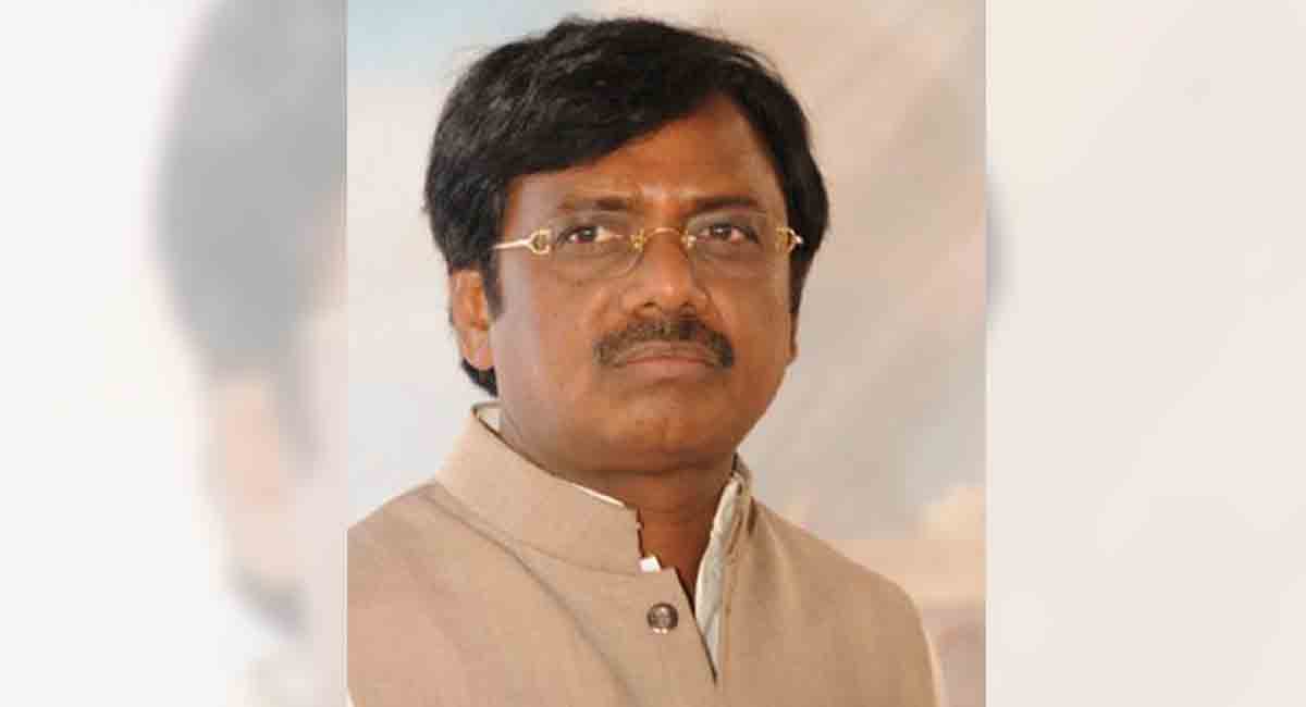 Mancherial: SCCL workers grill former MP Vivek on privatisation of Singareni