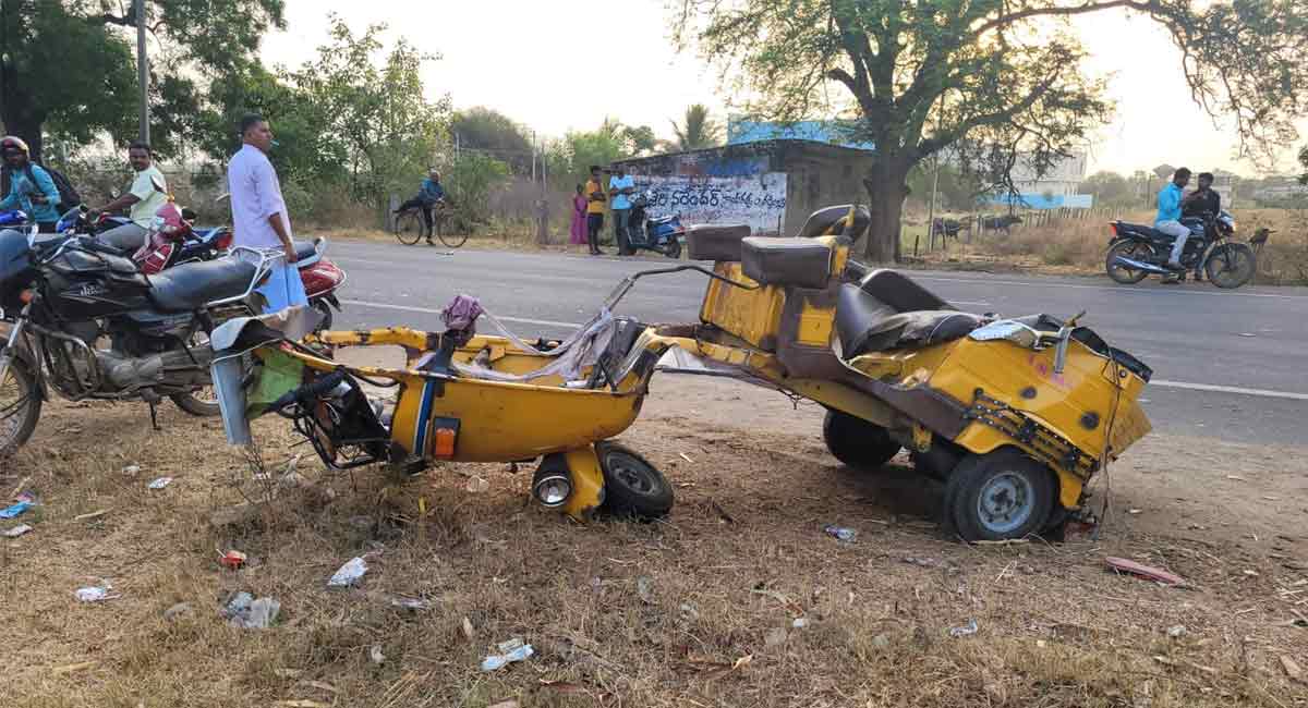 4 killed, 2 others injured critically in two different accidents in Warangal