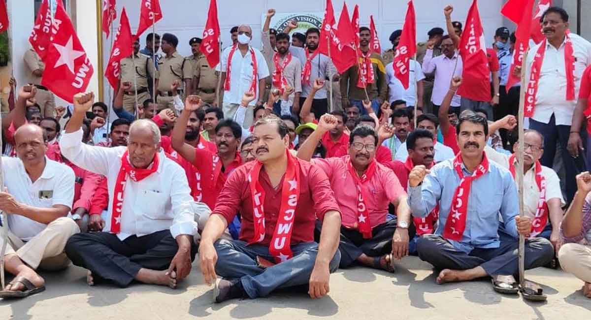 AITUC and CPI workers stage protest at SCCL head office in Kothagudem