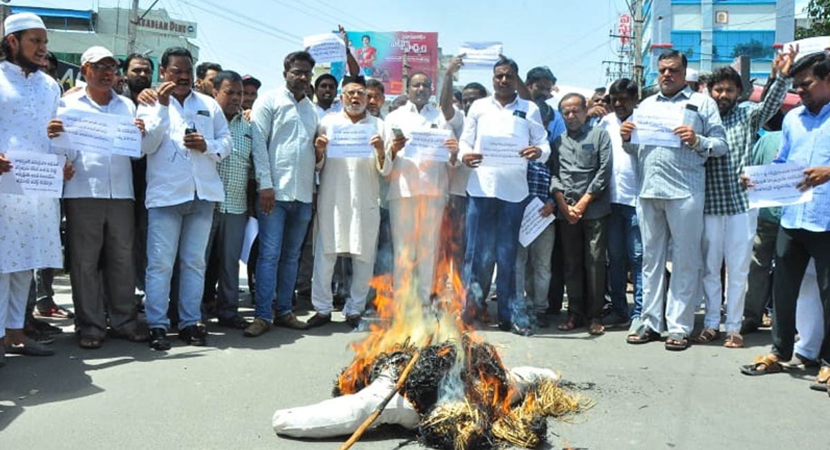 Khammam: Bandi Sanjay remarks condemned, effigy burnt