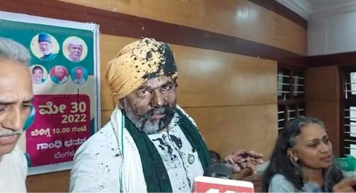 Black paint thrown at Rakesh Tikait in Bengaluru, 3 nabbed
