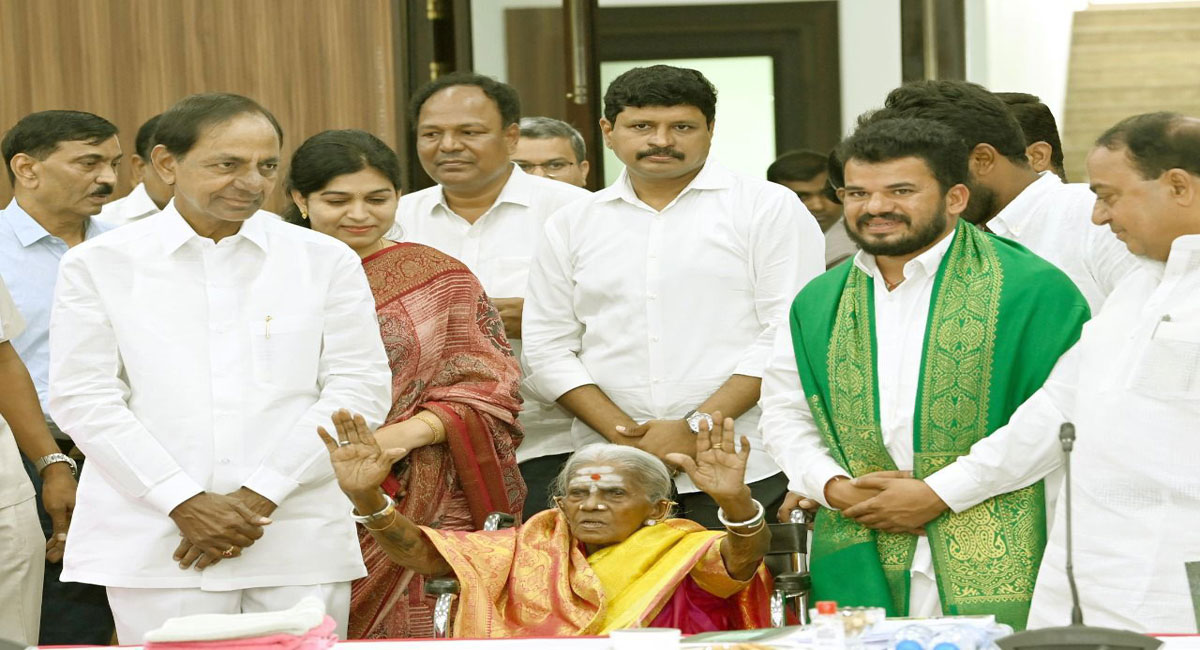 CM KCR lauds Saalumarada Thimmakka’s commitment to nature