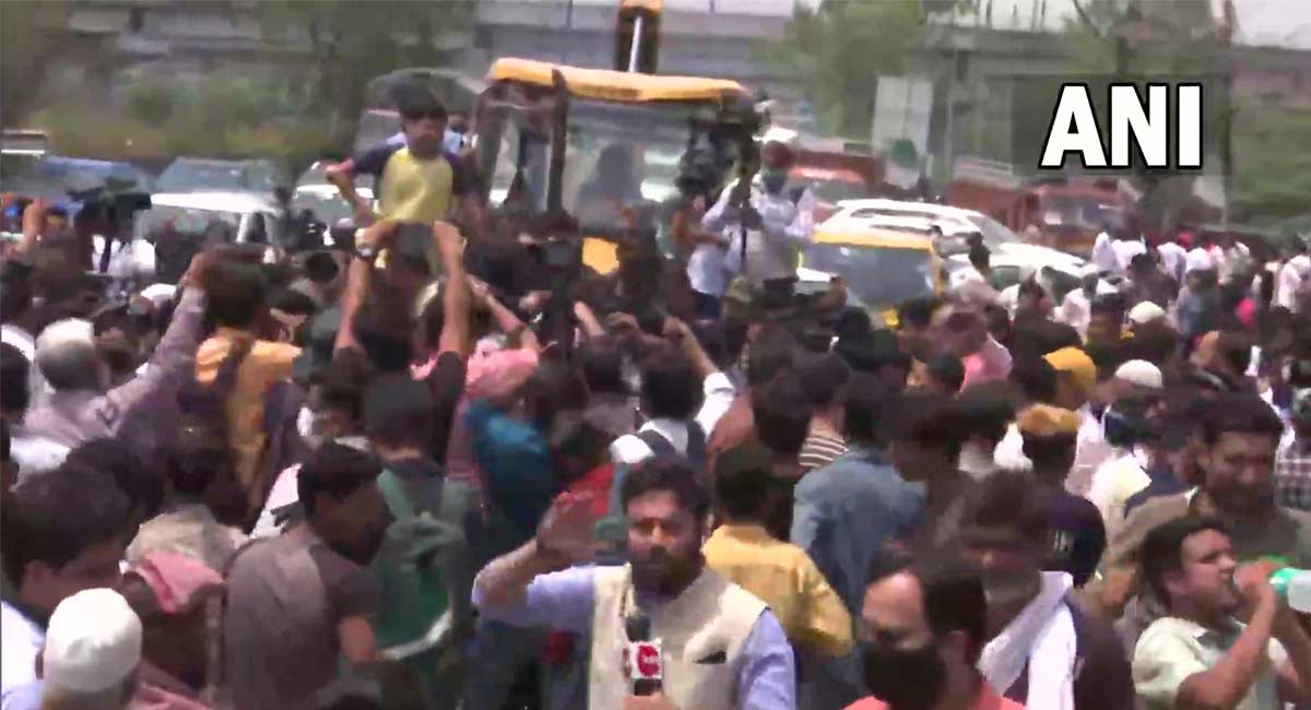 Demolition drive: Protest begins at Shaheen Bagh, AAP MLA on spot