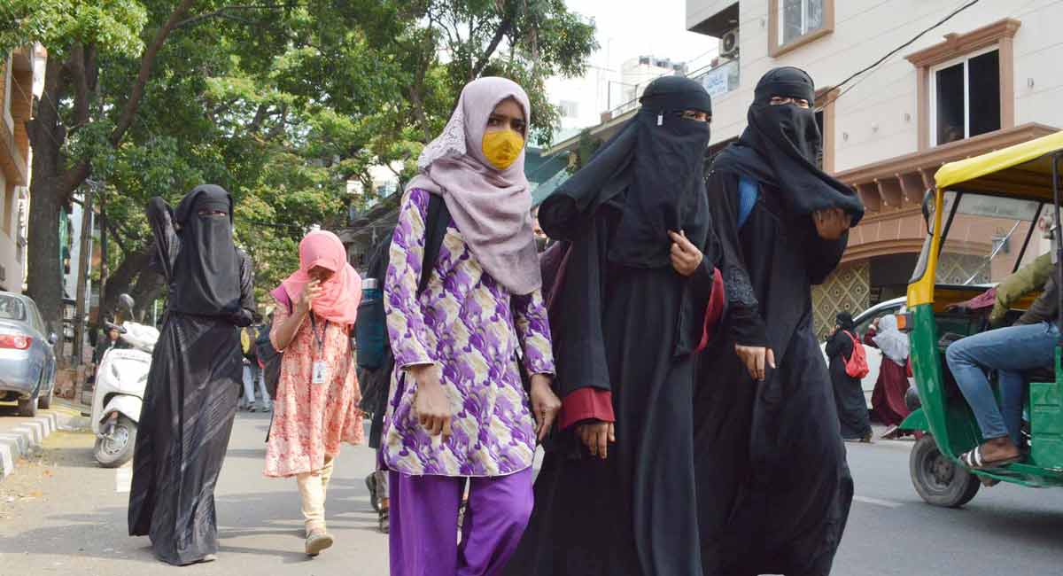 Hijab-clad students denied entry to K’taka college