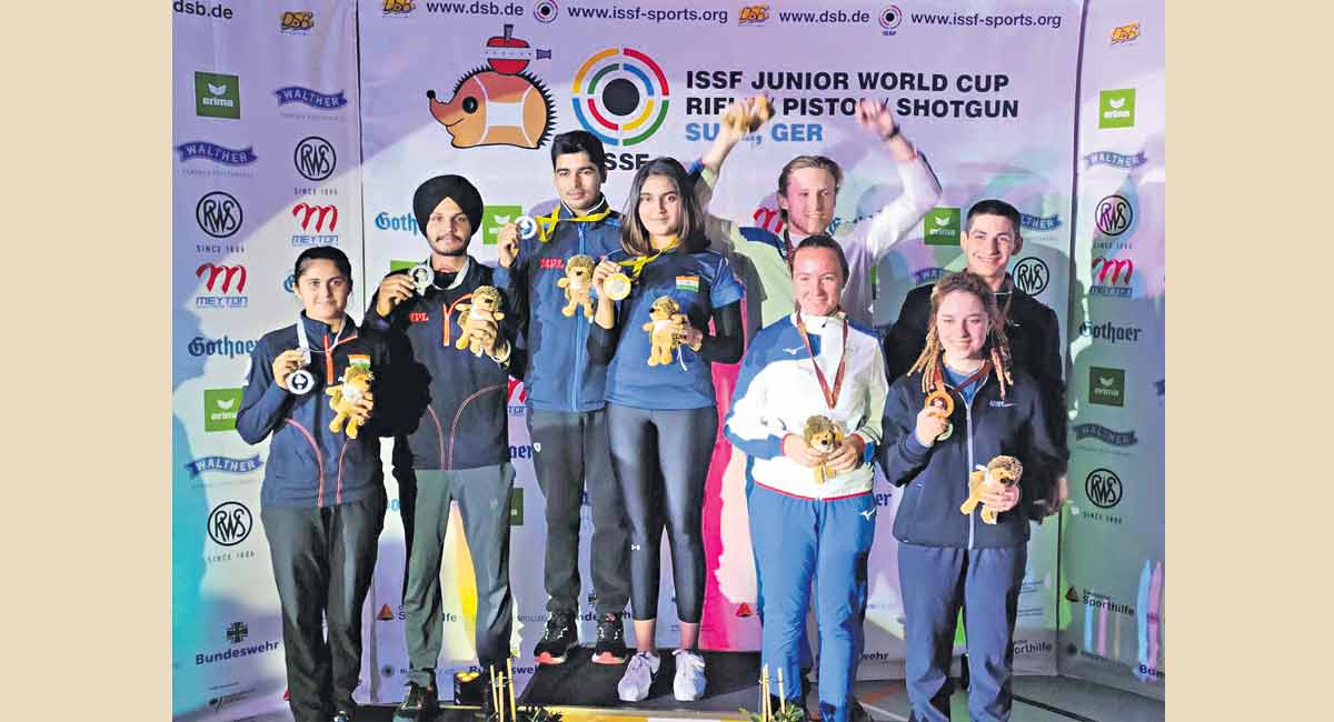 Hyderabad’s Esha Singh shoots mixed team gold