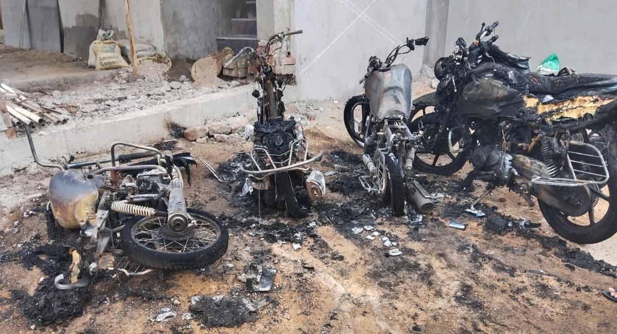 Miscreants set fire to vehicles in Siddipet