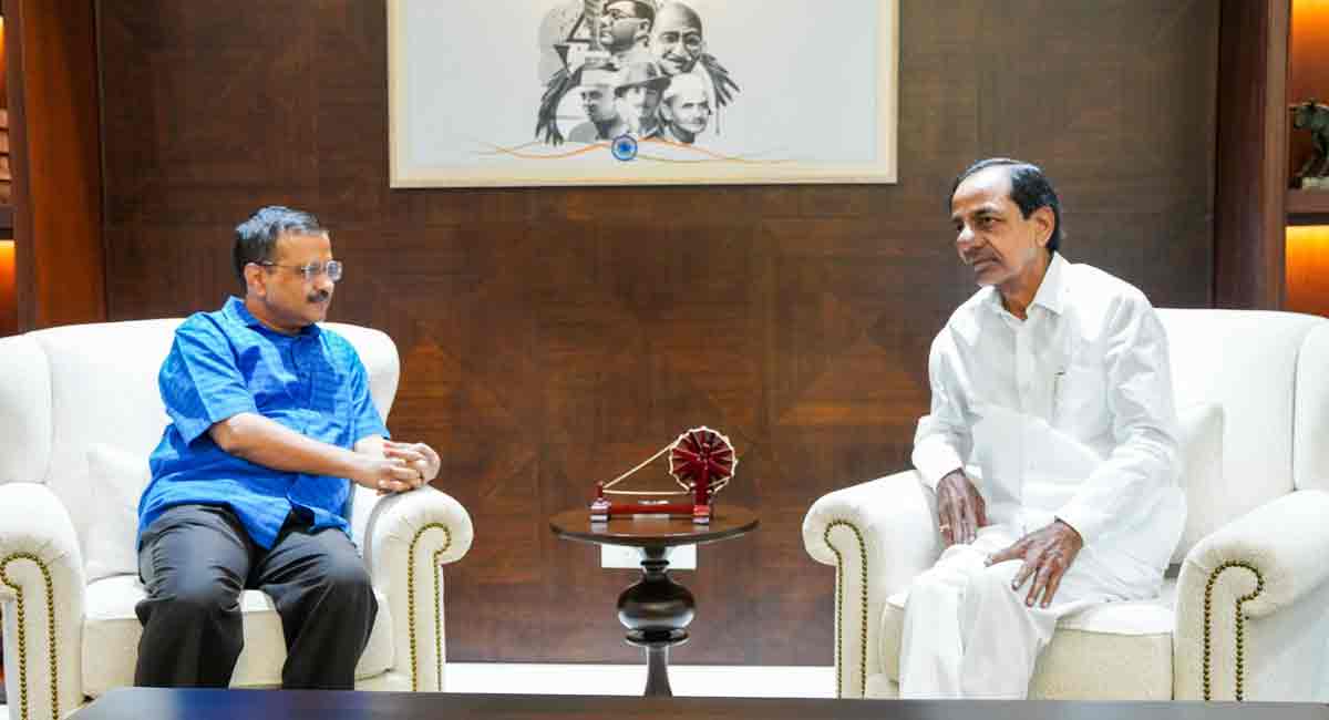 KCR, Kejriwal discuss alternative national agenda