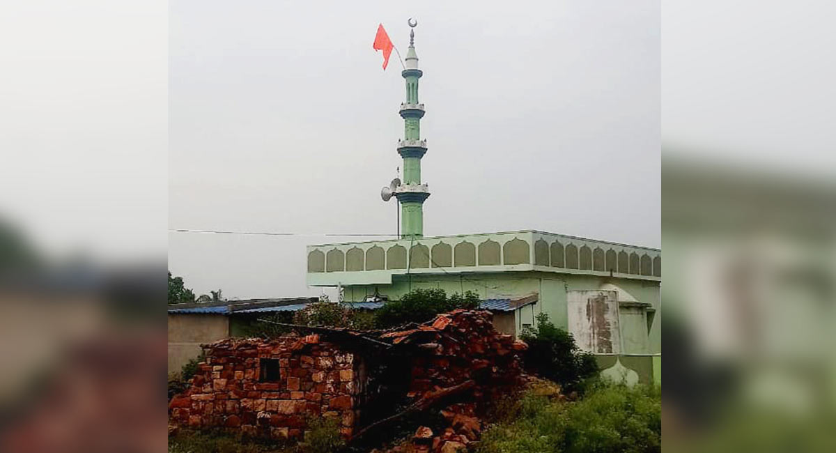 Karnataka district tense after miscreants hoist saffron flag on mosque