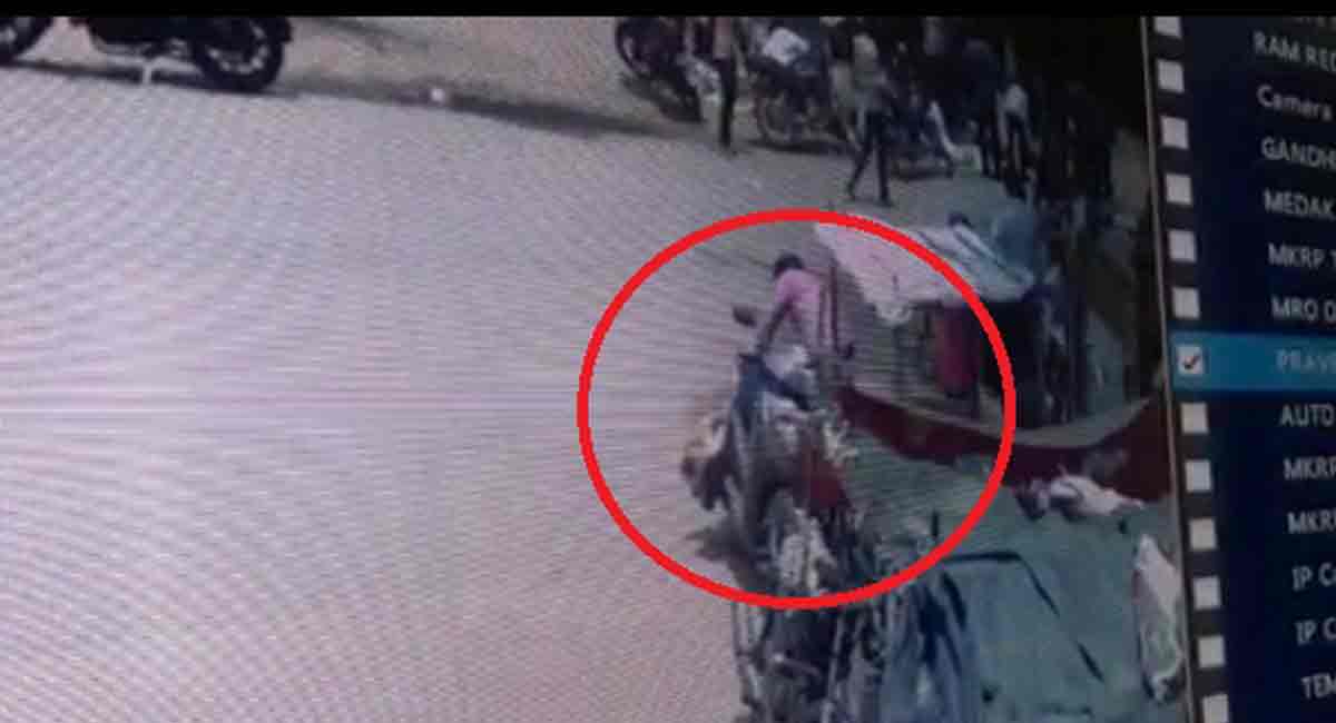 Medak: Two miscreants steal Rs 6.70 lakh from moped dicky