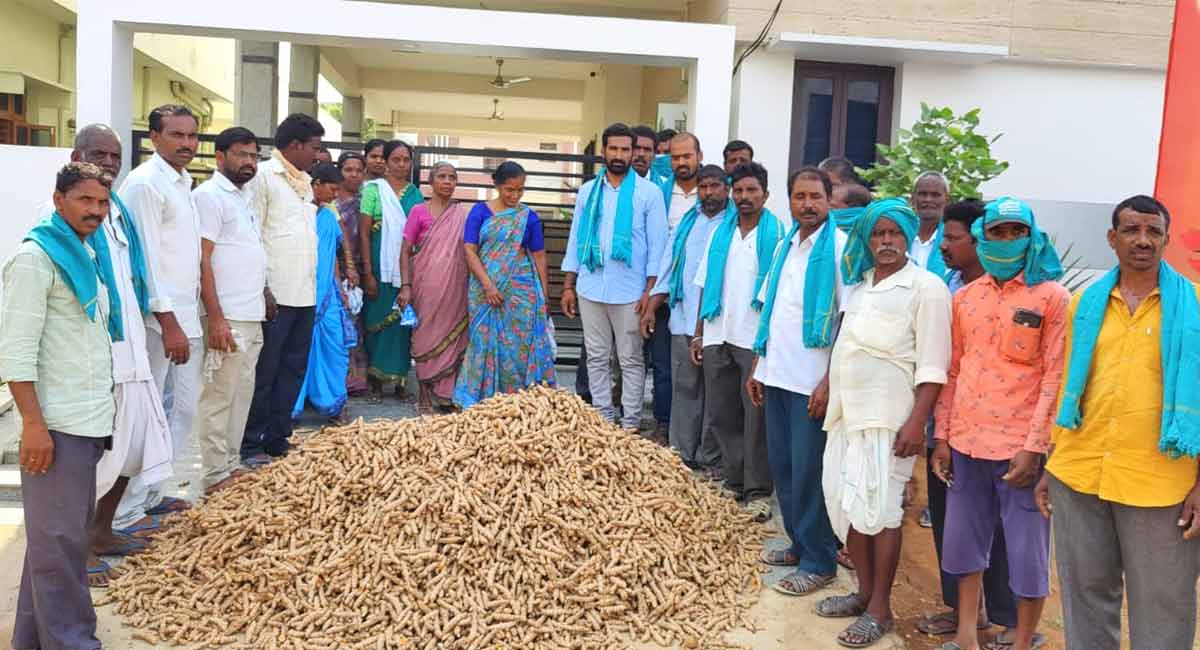 Nizamabad: Turmeric farmers protest in front of BJP MP Arvind’s residence