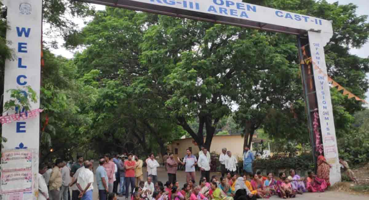 Peddapalli: Mild tension prevails at OCP-II as land oustees trespass into coal mine