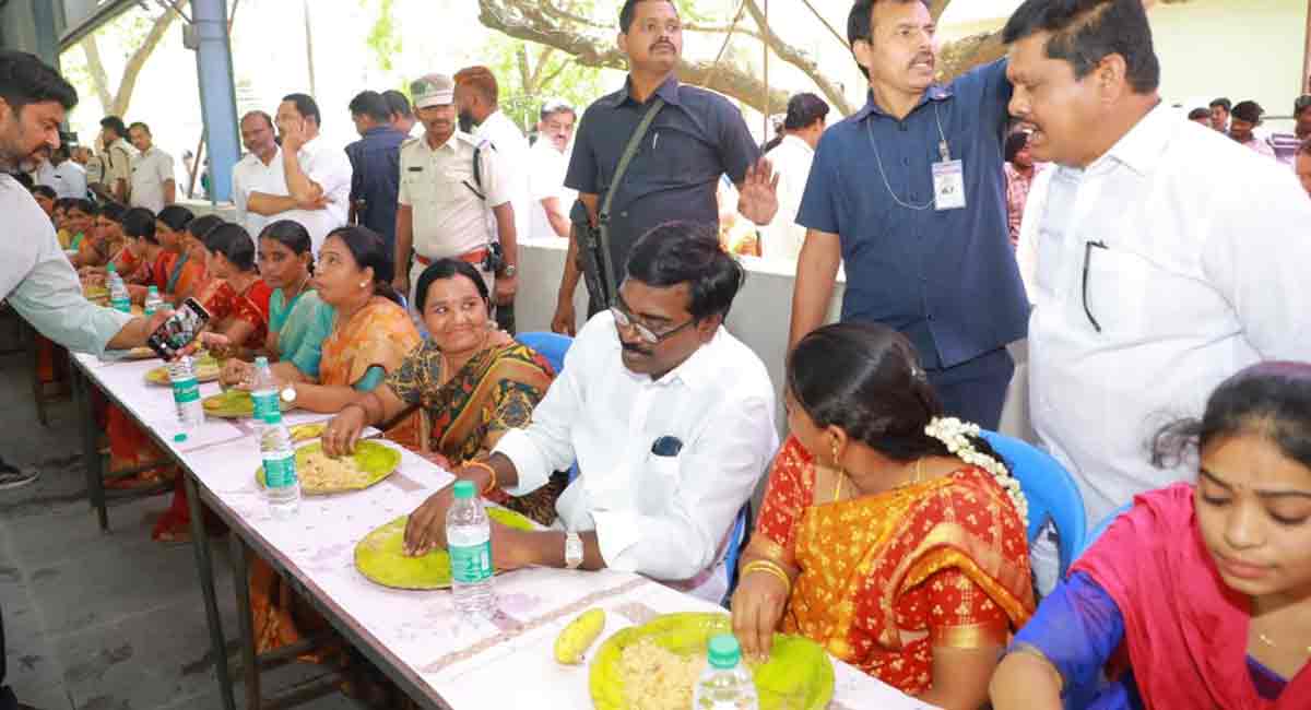 Ex-MP Renuka Chowdary is like a migratory bird, says Puvvada