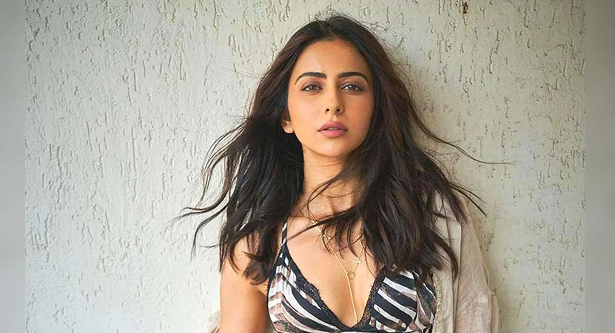 Rakul Preet had tough time performing in front of Big B in ‘Runway 34’