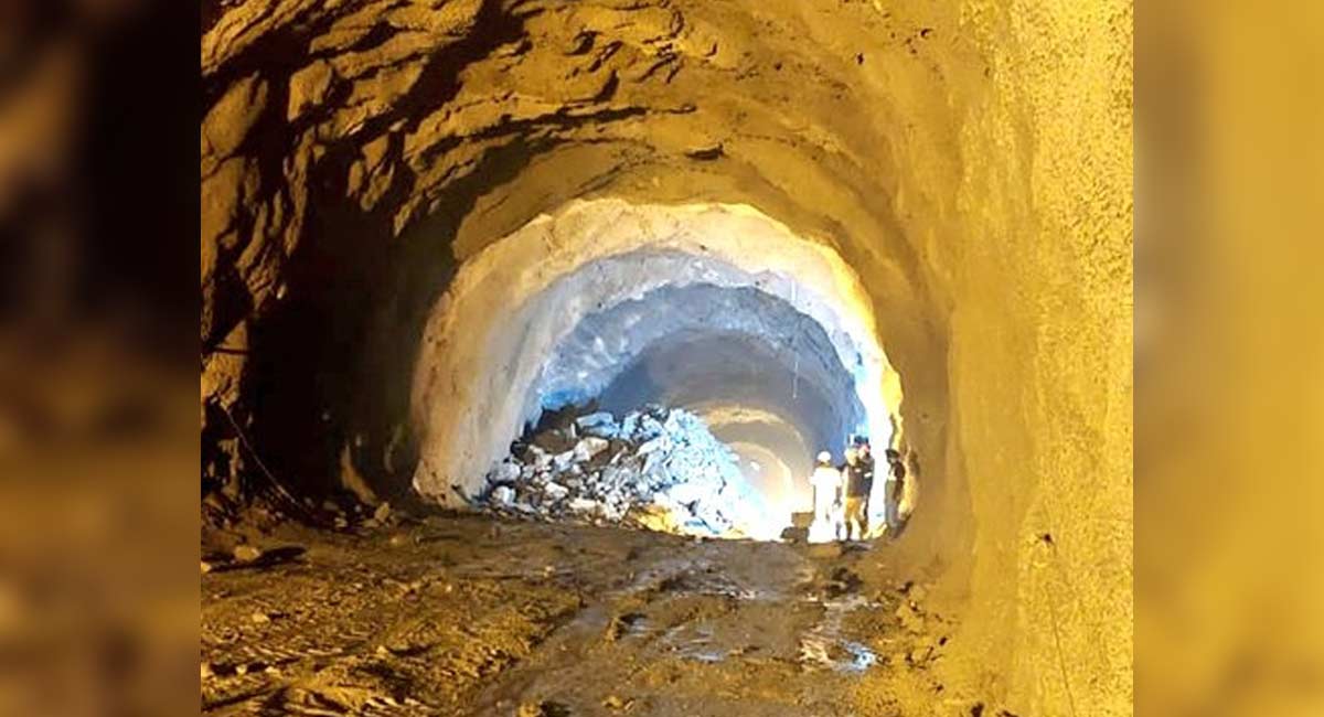 Six feared trapped after tunnel along Jammu-Srinagar highway collapses