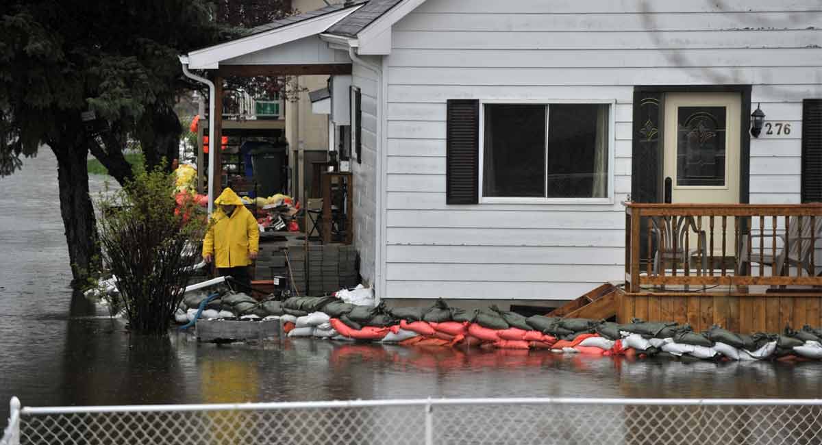 Storm in Canada kills 8, leaves thousands without power