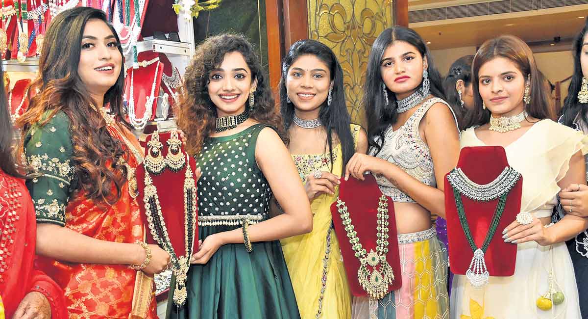 Update your summer wardrobe at Sutraa