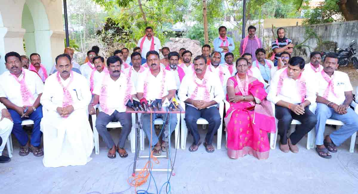 Mancherial: Libraries chairman lambasts Ex MLA Odelu for duping TRS