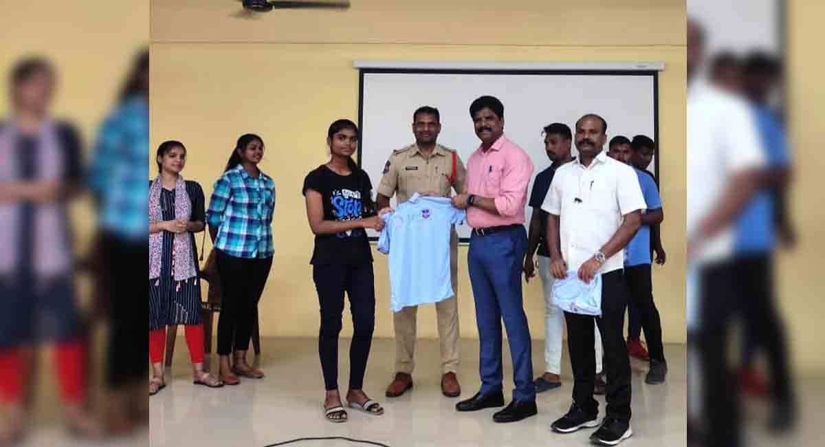 Patancheru DSP distributes 1,000 t-Shirts to job aspirants