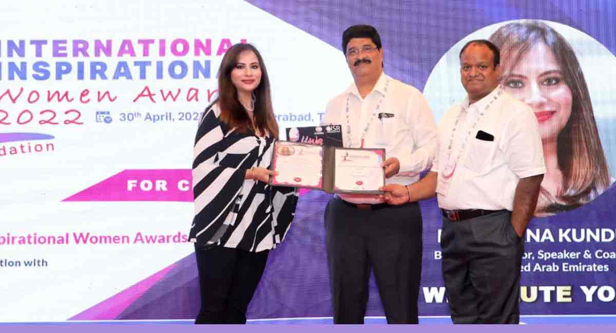 Best selling Author and emotional mastery expert Dr. Navana Kundu bags an award at IIWA 2022