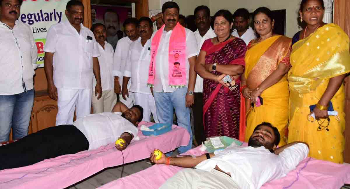 Gangula’s birthday celebrated on grand scale in Karimnagar