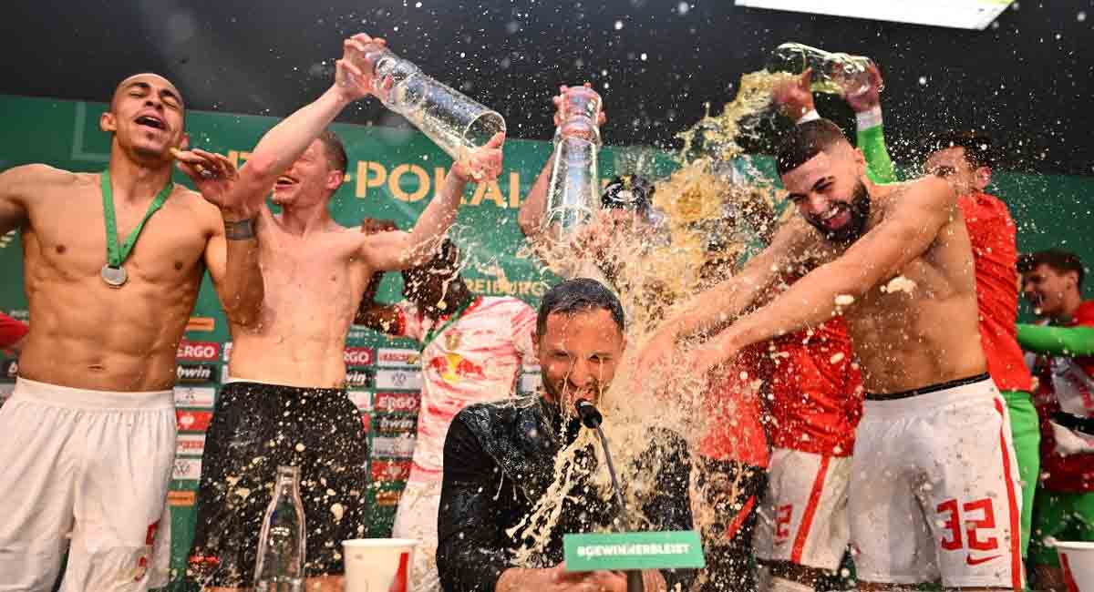 Ten-man Leipzig secure comeback win over Freiburg to lift German Cup