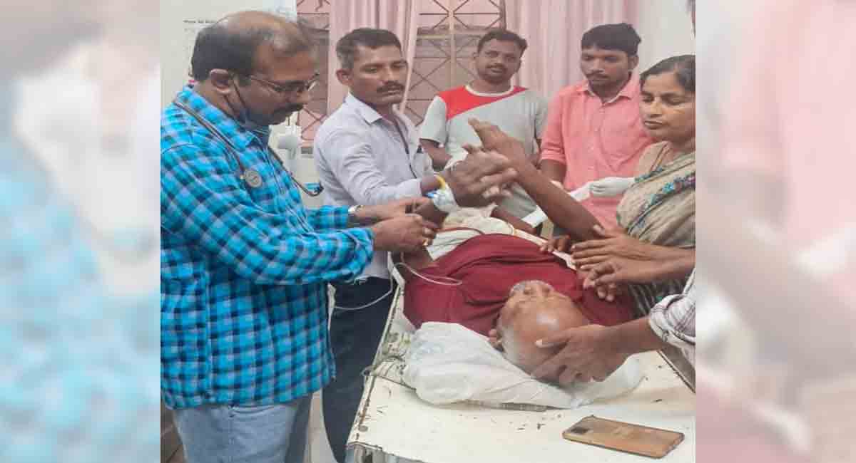 Telangana: Greenman Ramaiah injured in road accident in Khamman
