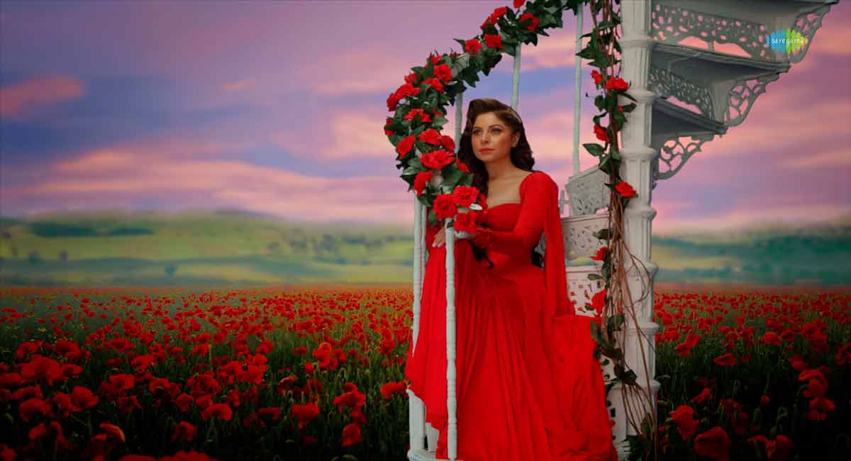 Kanika Kapoor reimagines ‘Buhe Bariyan’ with her ethereal spark