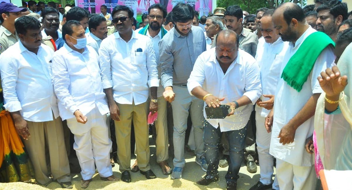 Yasangi paddy procurement going on smoothly in Telangana