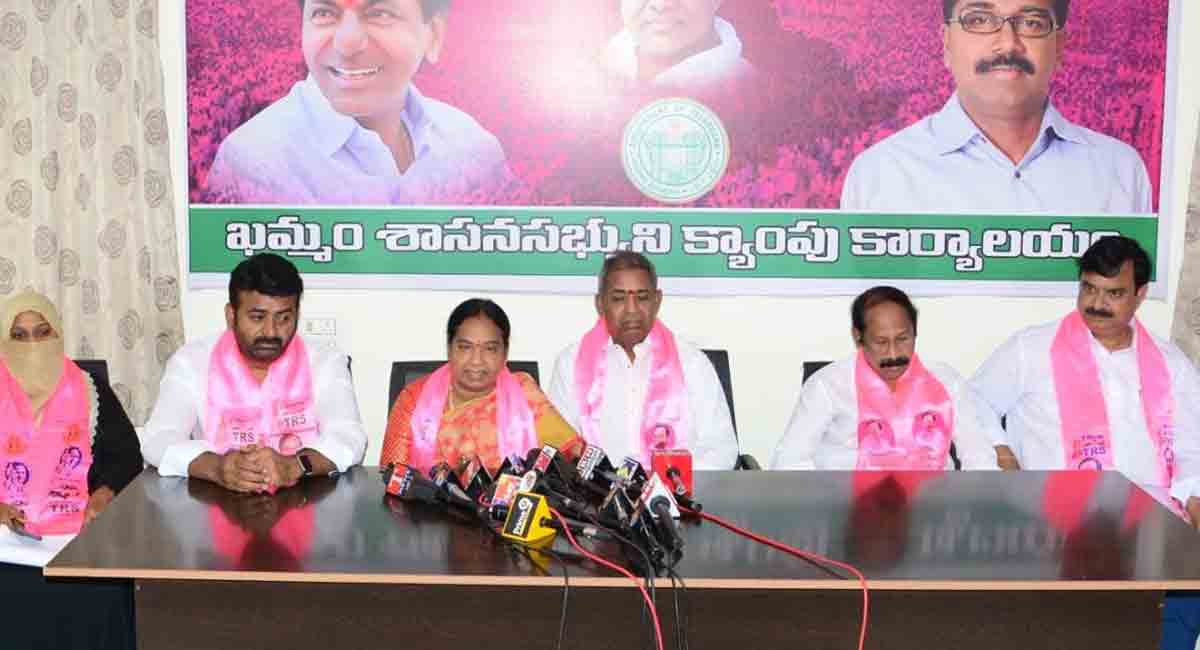 Eatala Rajender lacks knowledge about TSRTC: TRS leaders