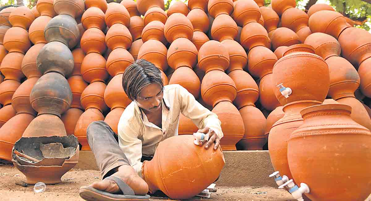 Earthen pots in demand as mercury soars in Hyderabad