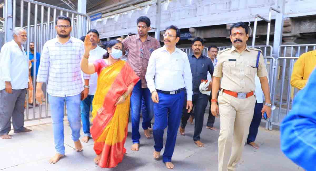 Vemulawada prasadam to devotees through RTC cargo service: TSRTC MD