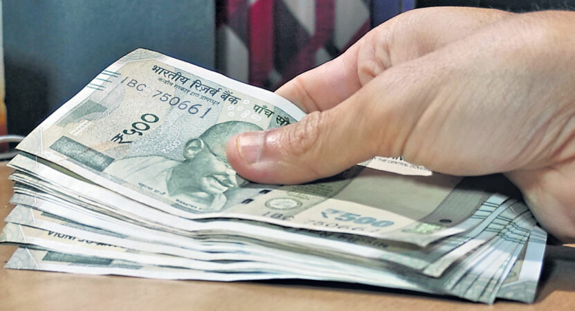 Hyderabad: Man tosses 500 rupee notes on streets; cops begin probe 