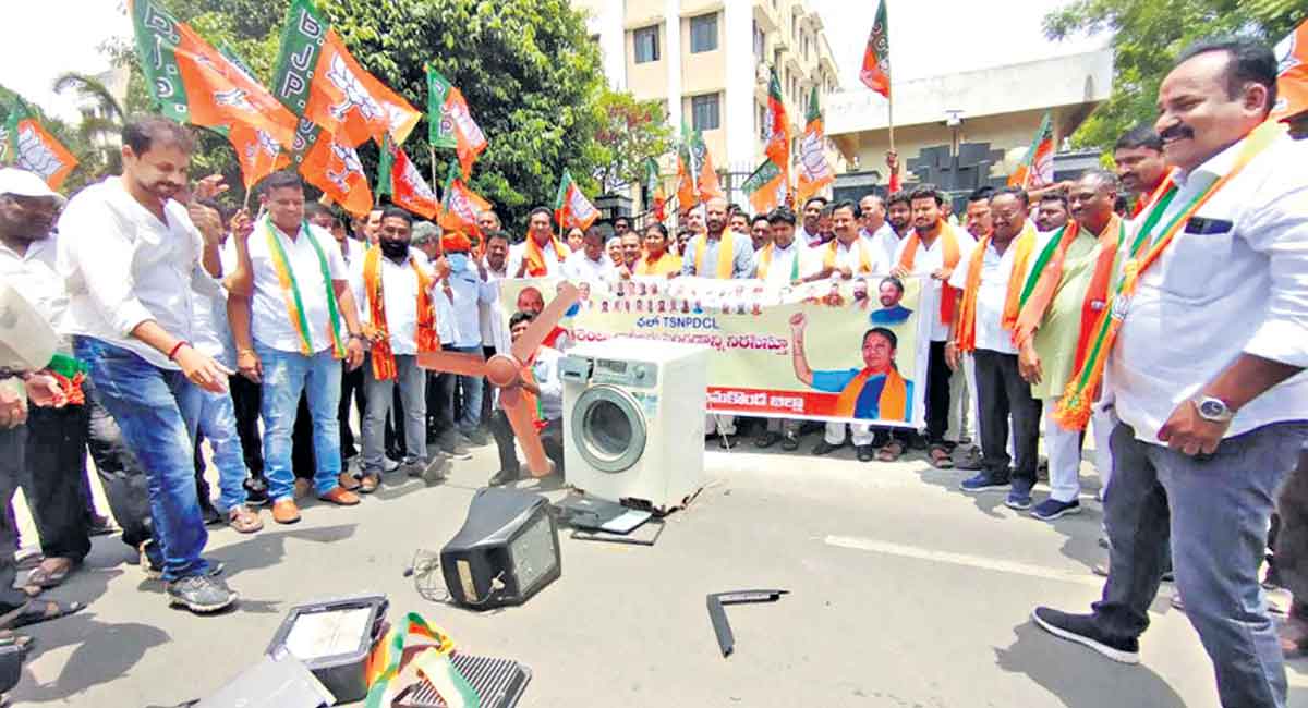 BJP demands slash in power tariff, stages protest in Hanamkonda