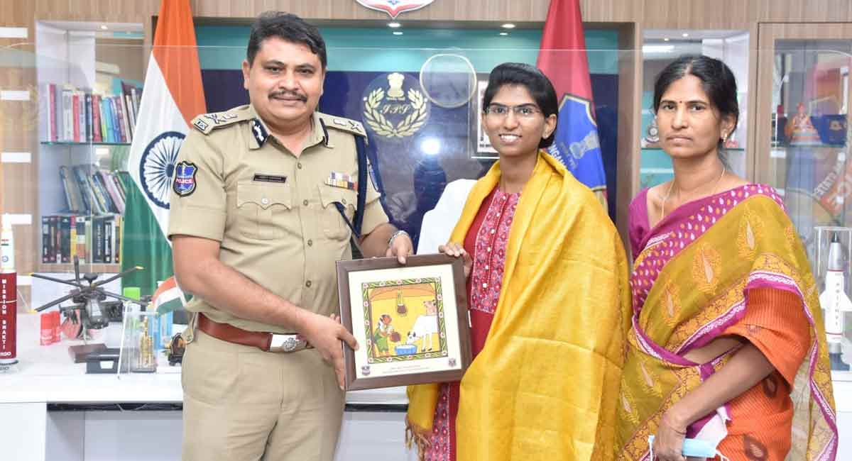 Hyderabad: Rachakonda CP Mahesh Bhagwat felicitates UPSC ranker 