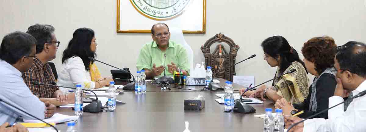 UP Commercial Tax dept team meets CS Somesh Kumar