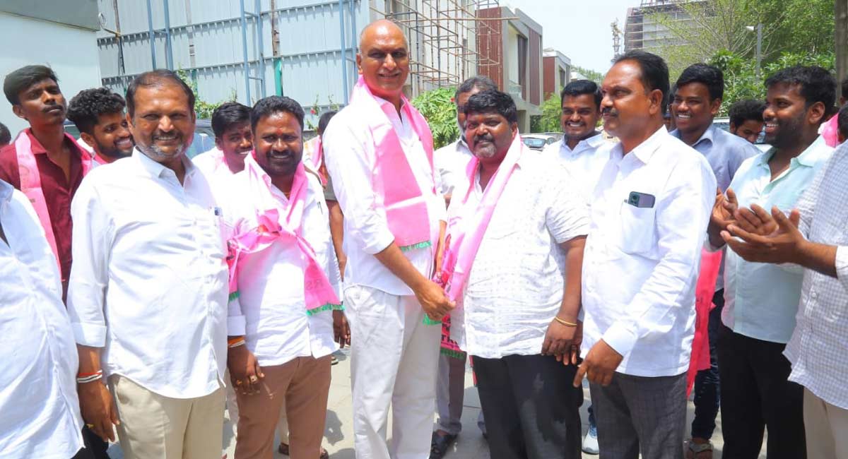 Congress, BJP leaders join TRS in Siddipet