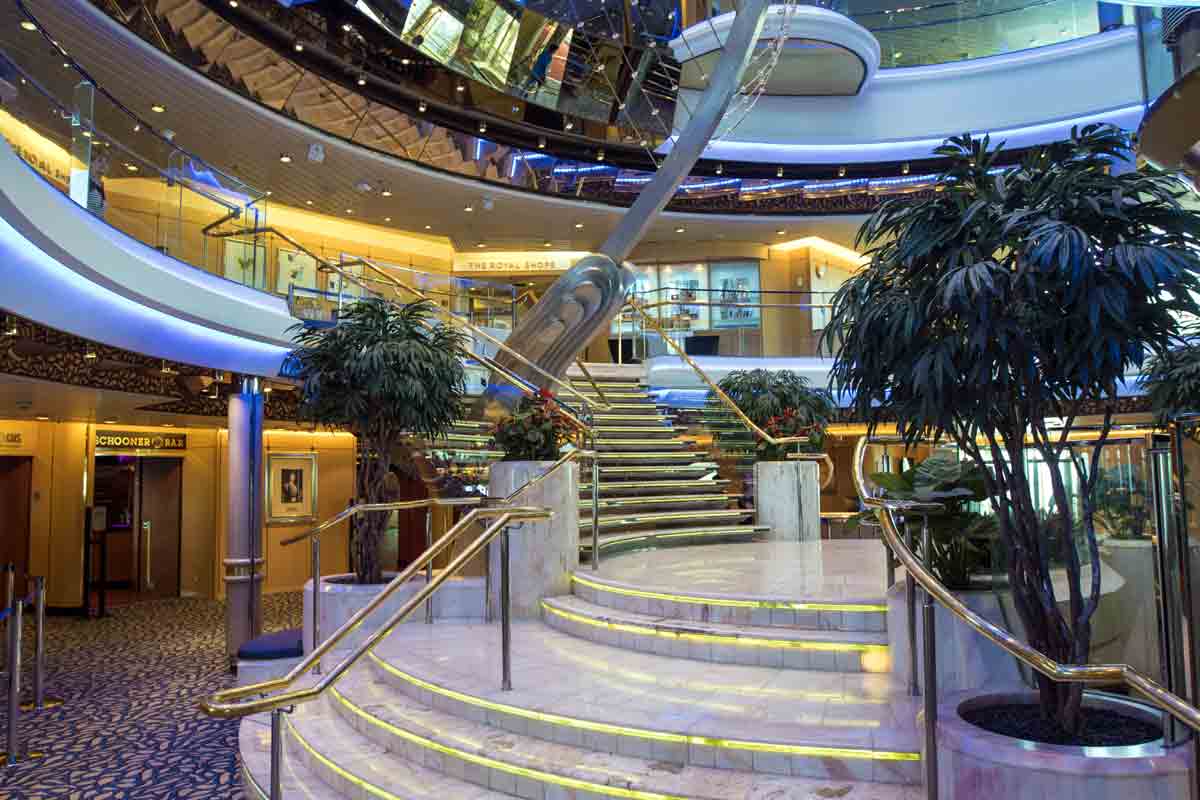 Enjoy a luxurious cruise on Bay of Bengal