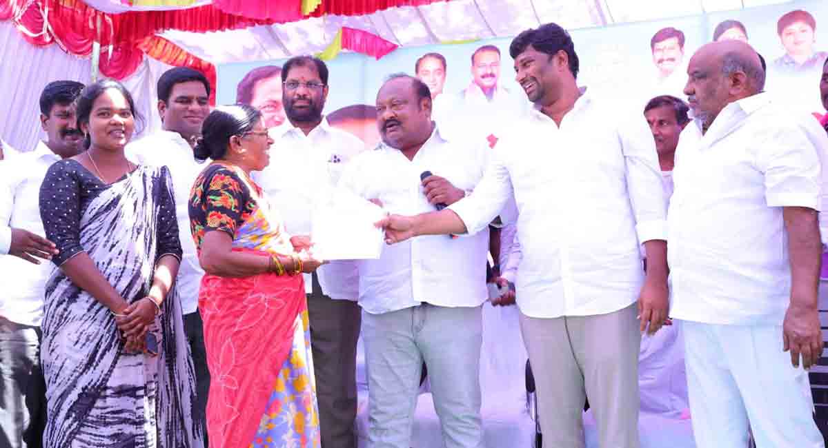 Mancherial: Gangula, Balka hand over ownership documents to 500 women 