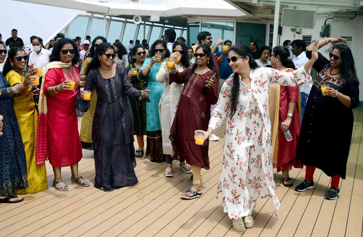 Enjoy a luxurious cruise on Bay of Bengal
